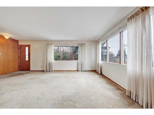 4311 19 Street Nw, Calgary, AB - Indoor Photo Showing Other Room