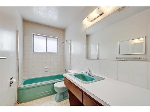 4311 19 Street Nw, Calgary, AB - Indoor Photo Showing Bathroom