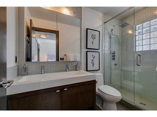 628 47 Avenue Sw, Calgary, AB - Indoor Photo Showing Bathroom