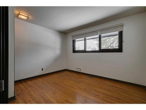 628 47 Avenue Sw, Calgary, AB - Indoor Photo Showing Other Room