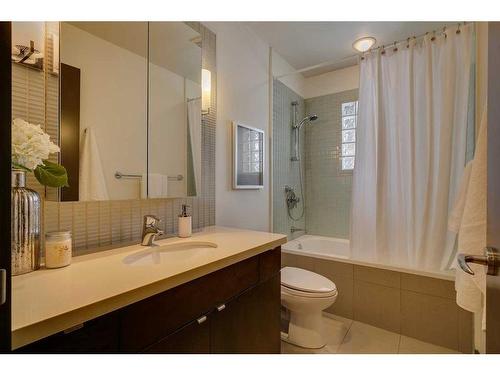 628 47 Avenue Sw, Calgary, AB - Indoor Photo Showing Bathroom