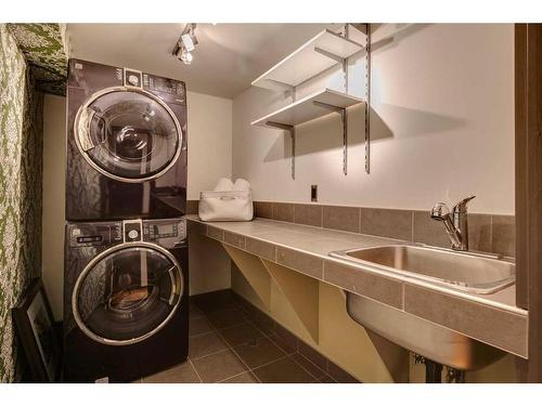 628 47 Avenue Sw, Calgary, AB - Indoor Photo Showing Laundry Room