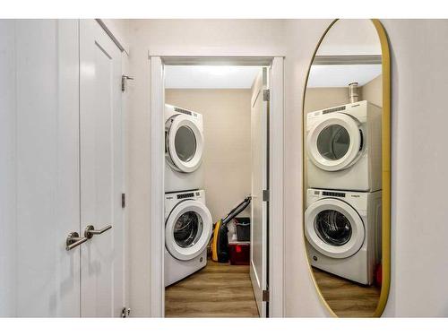 409-30 Shawnee Common Sw, Calgary, AB - Indoor Photo Showing Laundry Room
