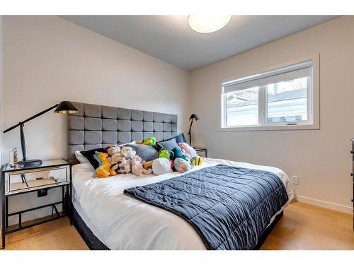 1408 Crescent Road Nw, Calgary, AB - Indoor Photo Showing Bedroom