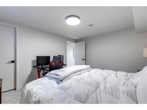 1408 Crescent Road Nw, Calgary, AB - Indoor Photo Showing Bedroom