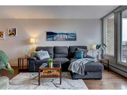 304-505 19 Avenue Sw, Calgary, AB - Indoor Photo Showing Living Room