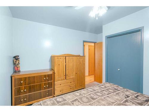 33250 Range Road 13, Rural Mountain View County, AB - Indoor Photo Showing Bedroom