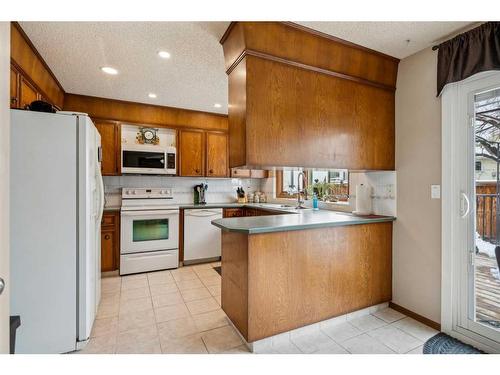 44 Woodbrook Place Sw, Calgary, AB - Indoor Photo Showing Kitchen