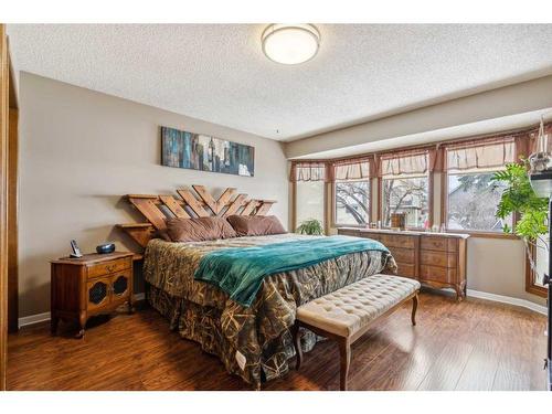 44 Woodbrook Place Sw, Calgary, AB - Indoor Photo Showing Bedroom