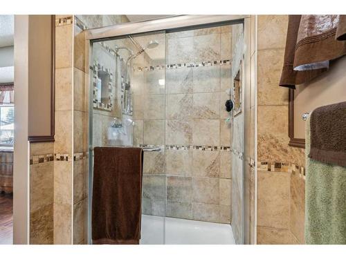 44 Woodbrook Place Sw, Calgary, AB - Indoor Photo Showing Bathroom