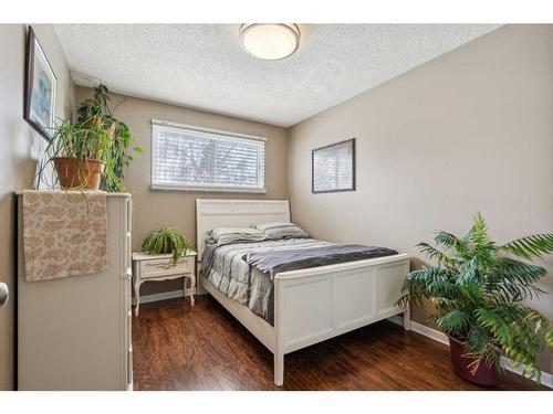 44 Woodbrook Place Sw, Calgary, AB - Indoor Photo Showing Bedroom