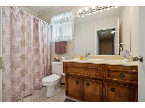 44 Woodbrook Place Sw, Calgary, AB - Indoor Photo Showing Bathroom