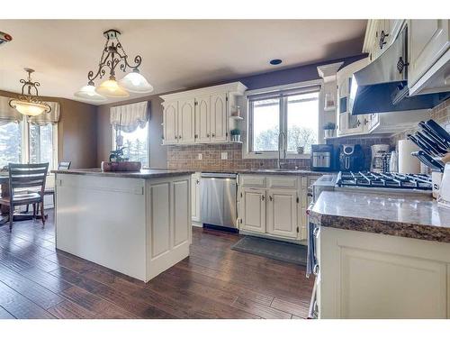 285223 Rr11, Crossfield, AB - Indoor Photo Showing Kitchen