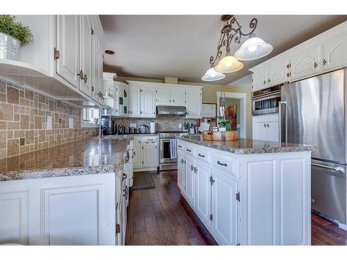 285223 Rr11, Crossfield, AB - Indoor Photo Showing Kitchen With Upgraded Kitchen
