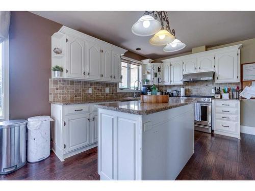 285223 Rr11, Crossfield, AB - Indoor Photo Showing Kitchen
