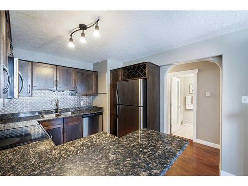 6-2104 17 Street Sw, Calgary, AB - Indoor Photo Showing Kitchen With Double Sink With Upgraded Kitchen