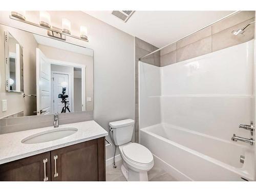 612 Baywater Manor Sw, Airdrie, AB - Indoor Photo Showing Bathroom