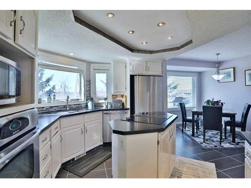 637 Woodbine Boulevard Sw, Calgary, AB - Indoor Photo Showing Kitchen