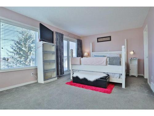 637 Woodbine Boulevard Sw, Calgary, AB - Indoor Photo Showing Bedroom