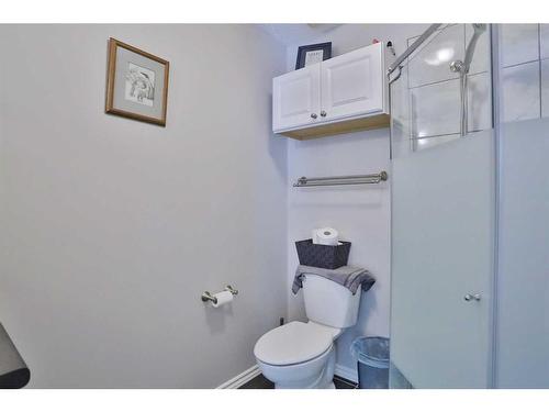 637 Woodbine Boulevard Sw, Calgary, AB - Indoor Photo Showing Bathroom