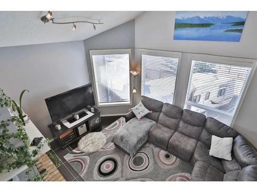 637 Woodbine Boulevard Sw, Calgary, AB - Indoor Photo Showing Living Room