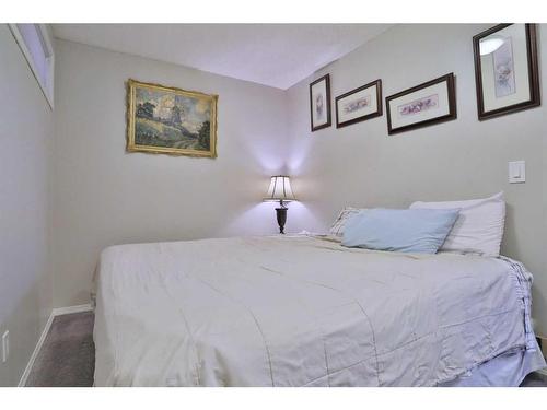 637 Woodbine Boulevard Sw, Calgary, AB - Indoor Photo Showing Bedroom