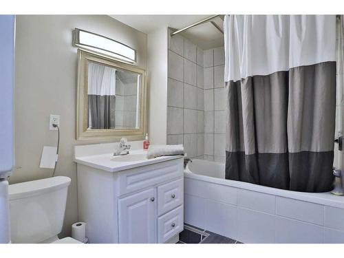 637 Woodbine Boulevard Sw, Calgary, AB - Indoor Photo Showing Bathroom