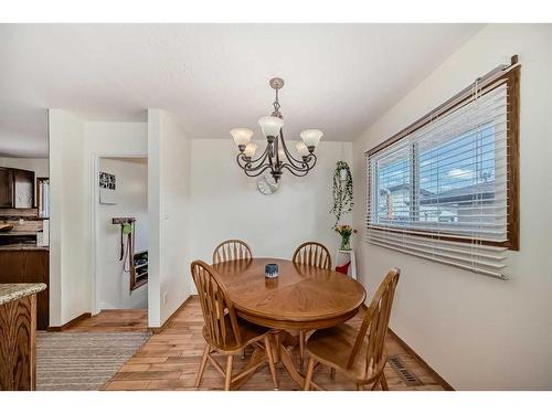 432 71 Avenue Se, Calgary, AB - Indoor Photo Showing Dining Room