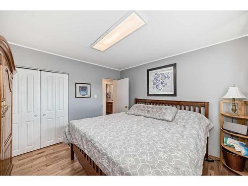 432 71 Avenue Se, Calgary, AB - Indoor Photo Showing Bedroom