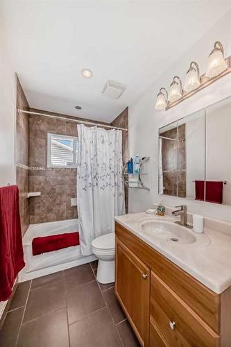 432 71 Avenue Se, Calgary, AB - Indoor Photo Showing Bathroom