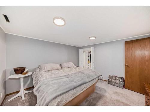 432 71 Avenue Se, Calgary, AB - Indoor Photo Showing Bedroom
