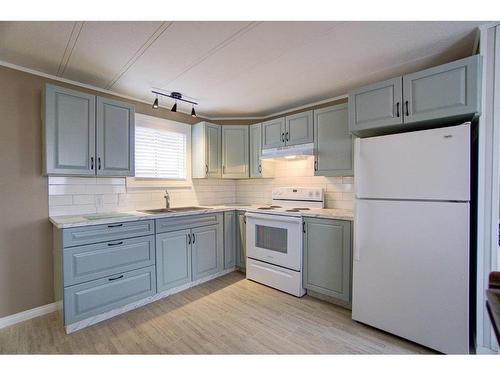 70 Westover Avenue, Claresholm, AB - Indoor Photo Showing Kitchen