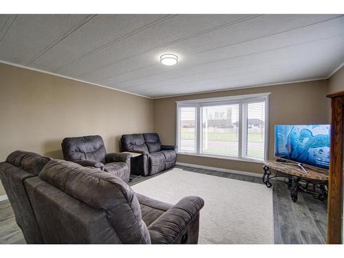 70 Westover Avenue, Claresholm, AB - Indoor Photo Showing Living Room