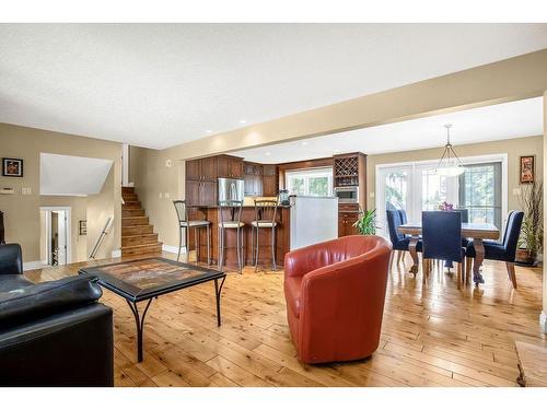 2715 48 Avenue Nw, Calgary, AB - Indoor Photo Showing Living Room