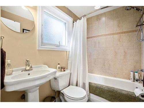 2715 48 Avenue Nw, Calgary, AB - Indoor Photo Showing Bathroom