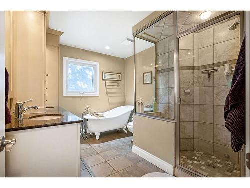 2715 48 Avenue Nw, Calgary, AB - Indoor Photo Showing Bathroom