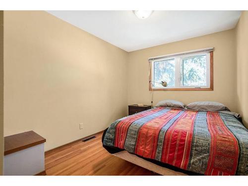 2715 48 Avenue Nw, Calgary, AB - Indoor Photo Showing Bedroom