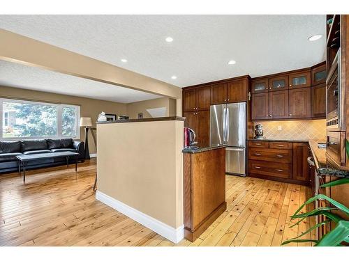 2715 48 Avenue Nw, Calgary, AB - Indoor Photo Showing Kitchen