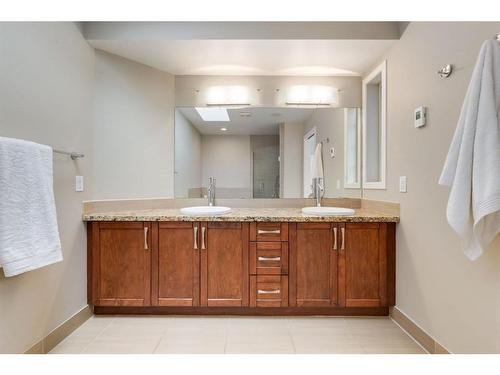 823 22 Avenue Nw, Calgary, AB - Indoor Photo Showing Bathroom