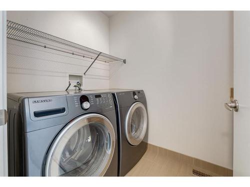 823 22 Avenue Nw, Calgary, AB - Indoor Photo Showing Laundry Room