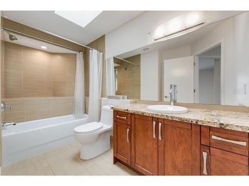 823 22 Avenue Nw, Calgary, AB - Indoor Photo Showing Bathroom