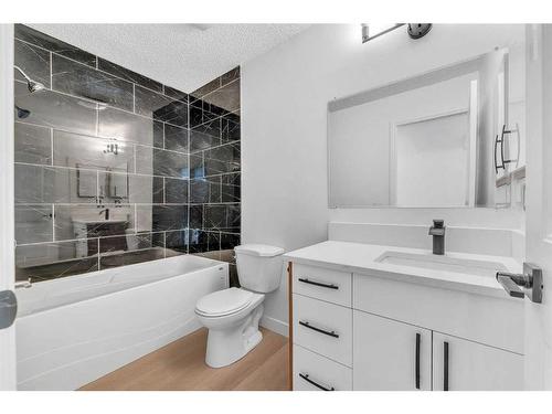 89 Bermuda Way Nw, Calgary, AB - Indoor Photo Showing Bathroom