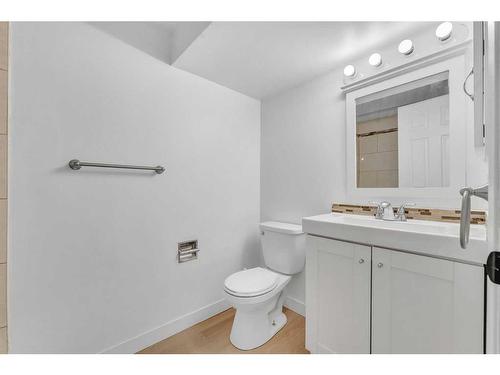 89 Bermuda Way Nw, Calgary, AB - Indoor Photo Showing Bathroom