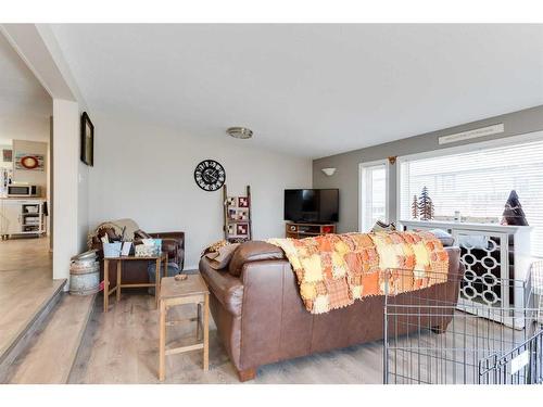1239 Downie Street, Carstairs, AB - Indoor Photo Showing Living Room