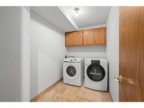 309 32 Avenue Ne, Calgary, AB - Indoor Photo Showing Laundry Room