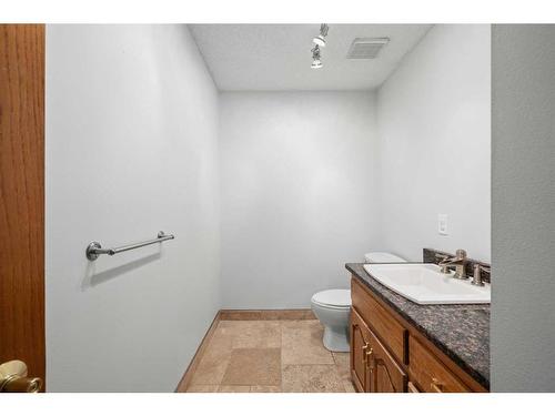 309 32 Avenue Ne, Calgary, AB - Indoor Photo Showing Bathroom