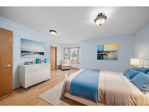 309 32 Avenue Ne, Calgary, AB - Indoor Photo Showing Bedroom