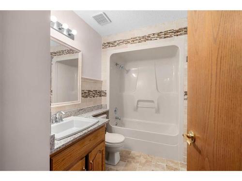 309 32 Avenue Ne, Calgary, AB - Indoor Photo Showing Bathroom