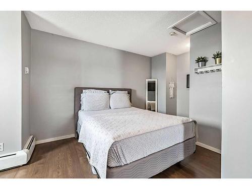 6-3707 16 Avenue Se, Calgary, AB - Indoor Photo Showing Bedroom