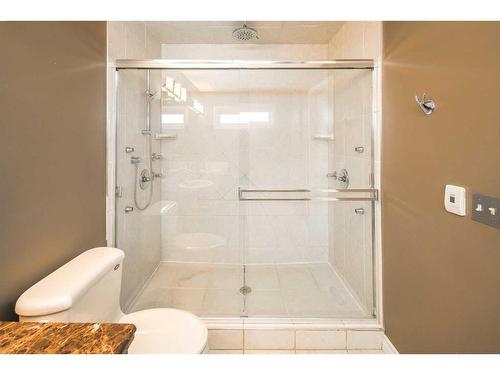 5047 Norris Road Nw, Calgary, AB - Indoor Photo Showing Bathroom